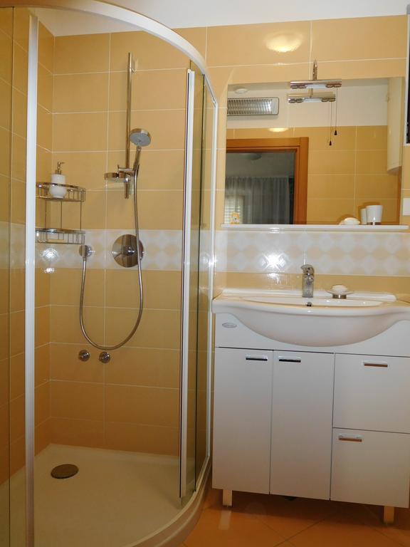 Holiday House Ida Marezige Bagian luar foto