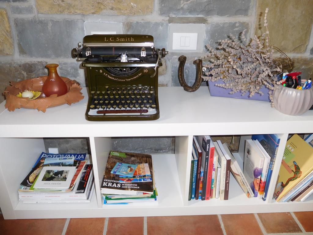 Holiday House Ida Marezige Bagian luar foto