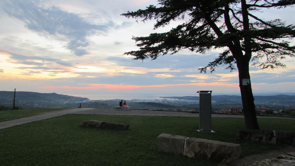 Holiday House Ida Marezige Bagian luar foto